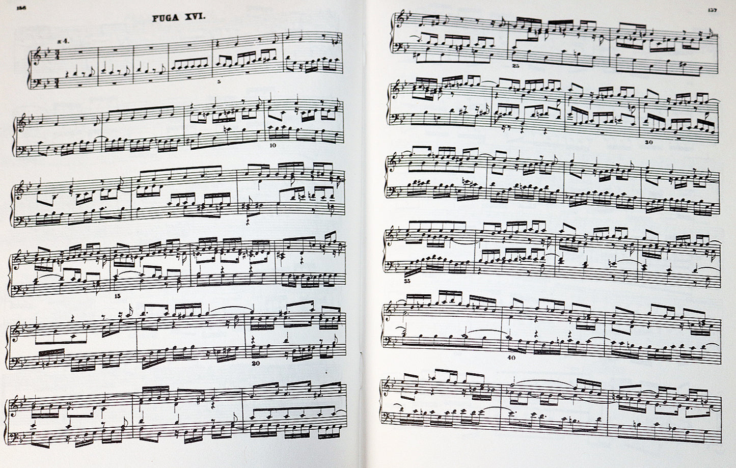 Bach: The Well-Tempered Clavier, 48 Preludes and Fugues, Volume 2 (Miniature Study Score)